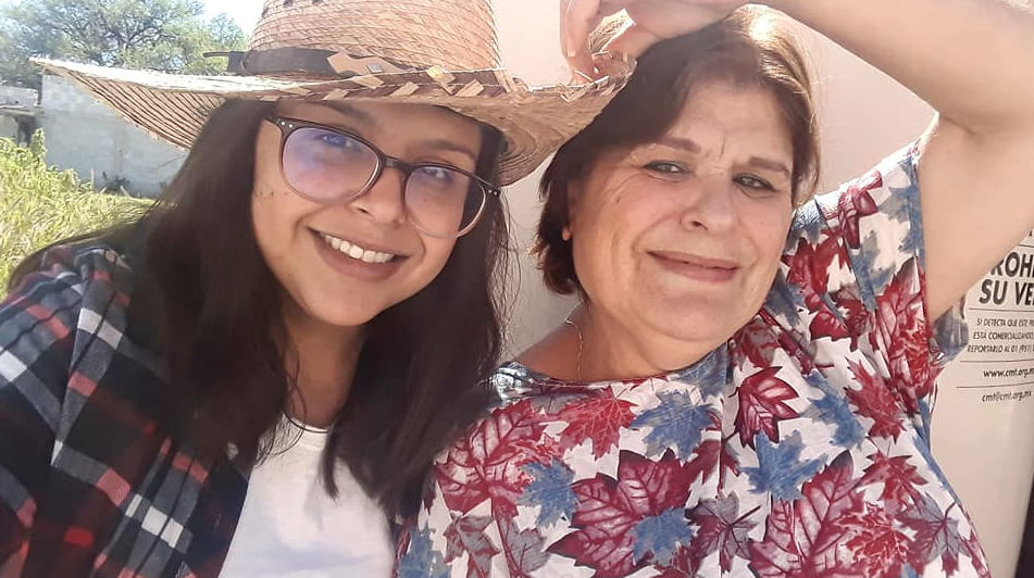 Mi madre y la menor de mis hermanas.